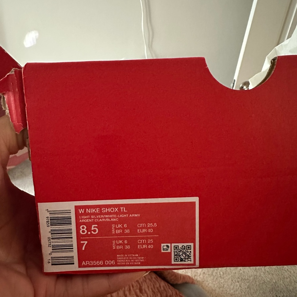 Green Nike Shox. Brand New - Picture 5 of 5